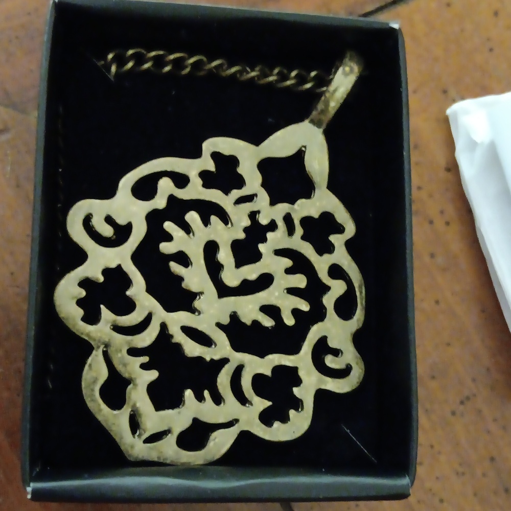 Avon Proud Heritage Long Pendant Necklace Approx 18 inches long.